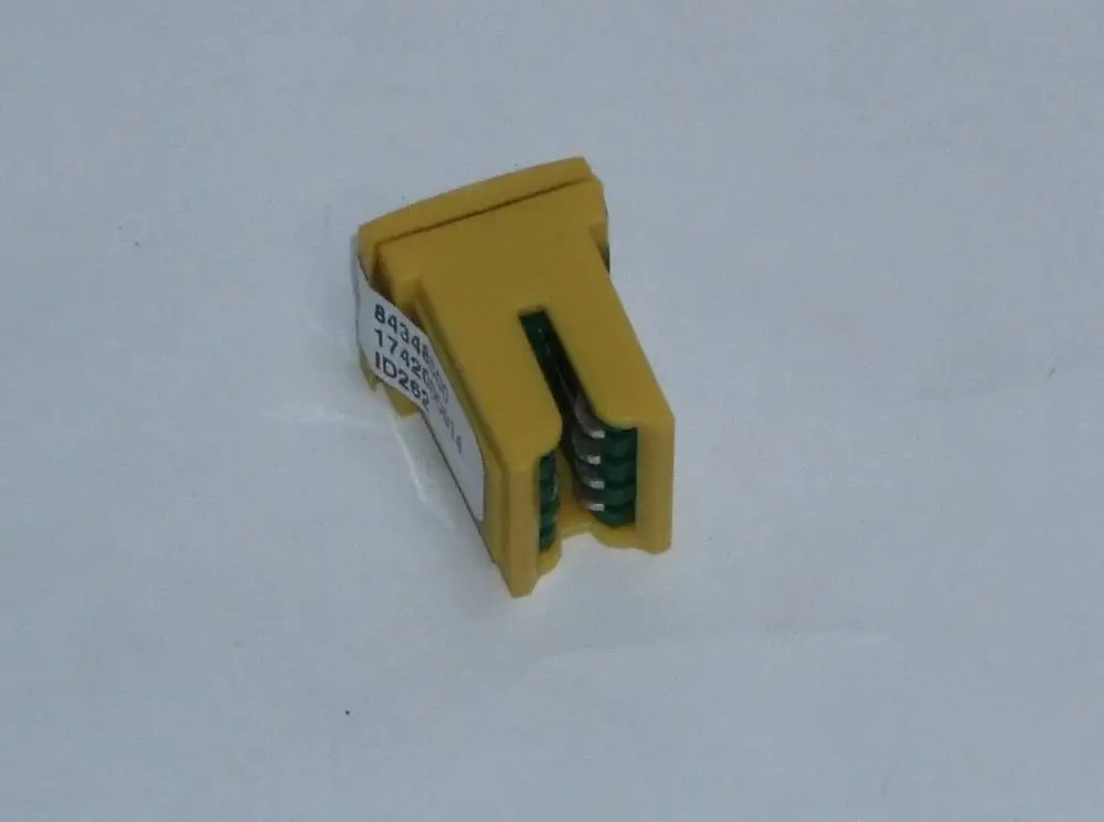 Gelber Kodierstecker mit mehreren Anschlussklemmen, möglicherweise für Daikin-Altherma-Systeme. Technisches Produkt zur Verbindung oder Konfiguration.